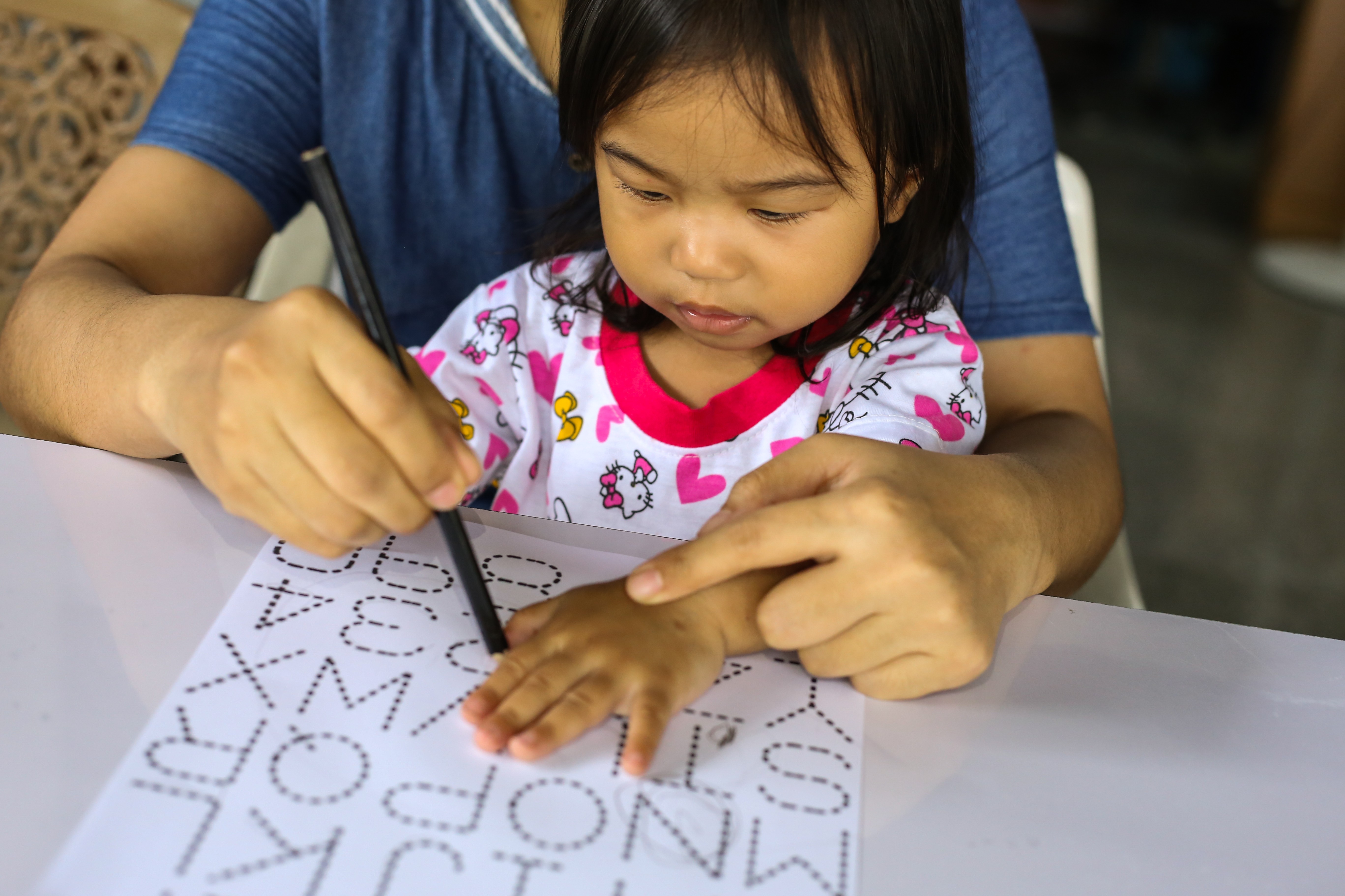 Anak kidal, mendukung anak kidal, tangan dominan kiri, Bunda, si Kecil